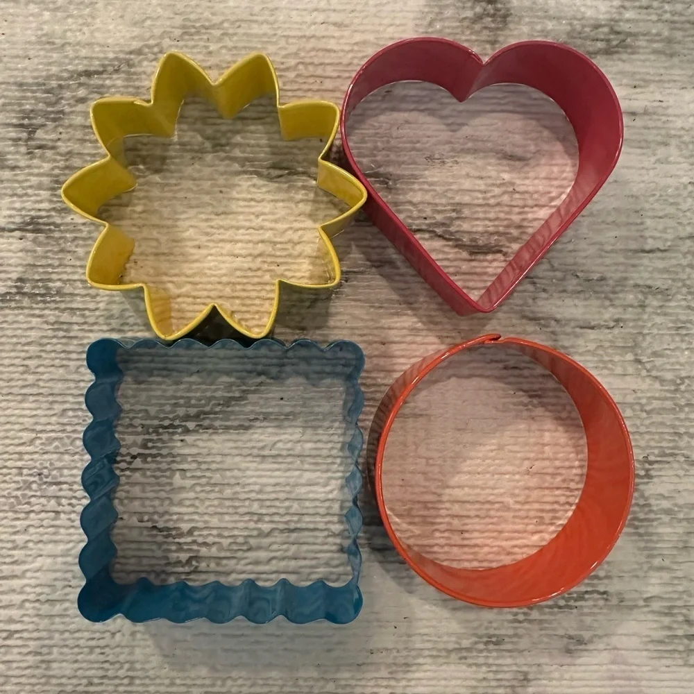 Wilton 4 Piece‎ Cookie Cutter Set Heart Flower Circle Wavy (Square)